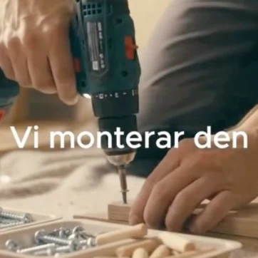 Borrmaskin skruvar ihop en möbel