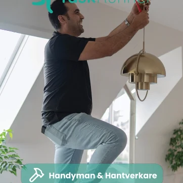 Handyman och hantverkare monterar en lampa