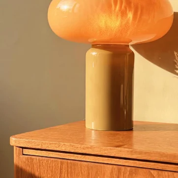 Bordslampa på en byrå